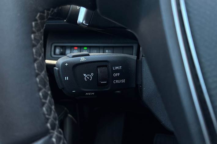 Grå Peugeot 3008 fra 2021
