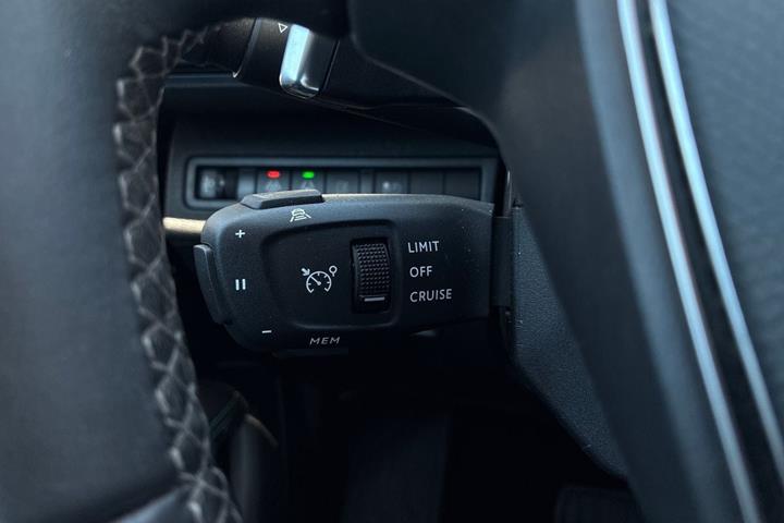 Grå Peugeot 3008 fra 2021