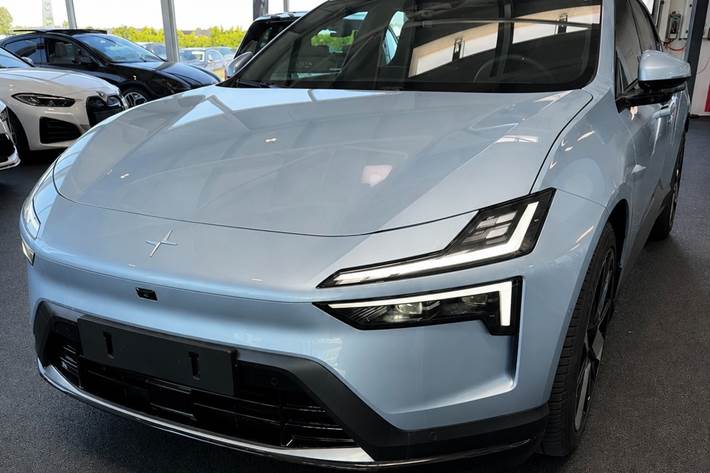 Blå Polestar 4 fra 2024