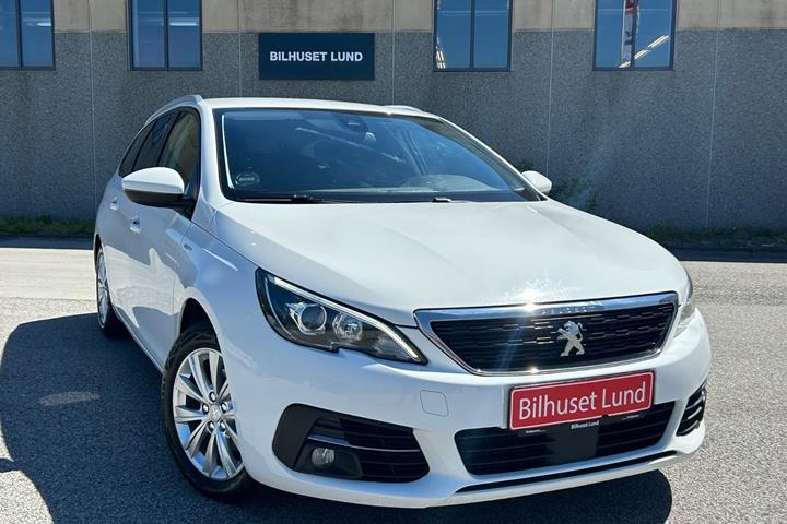 Hvid Peugeot 308 fra 2019 set udefra