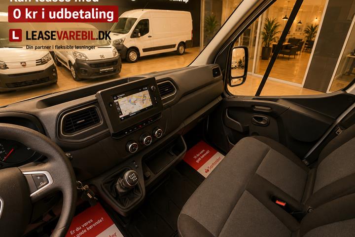 Hvid Renault Master IV T45 fra 2020 set indefra