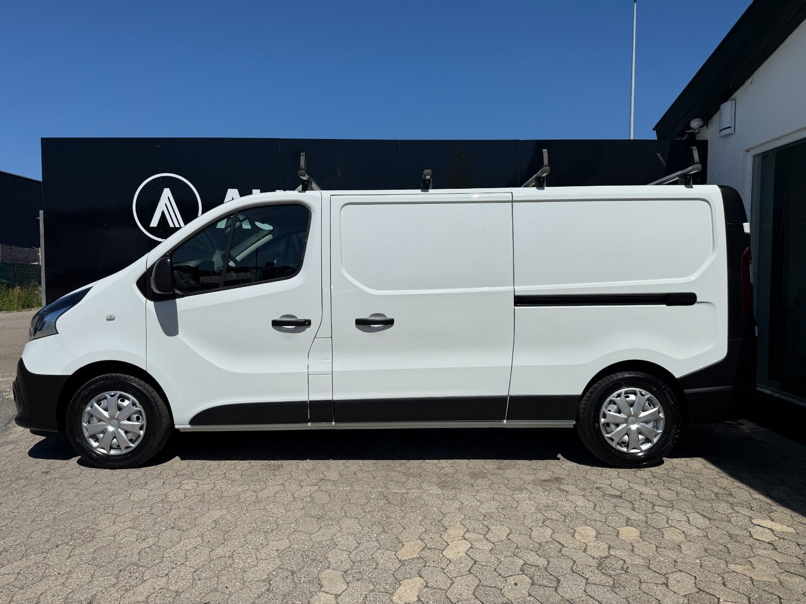 Hvid Renault Trafic T29 fra 2021