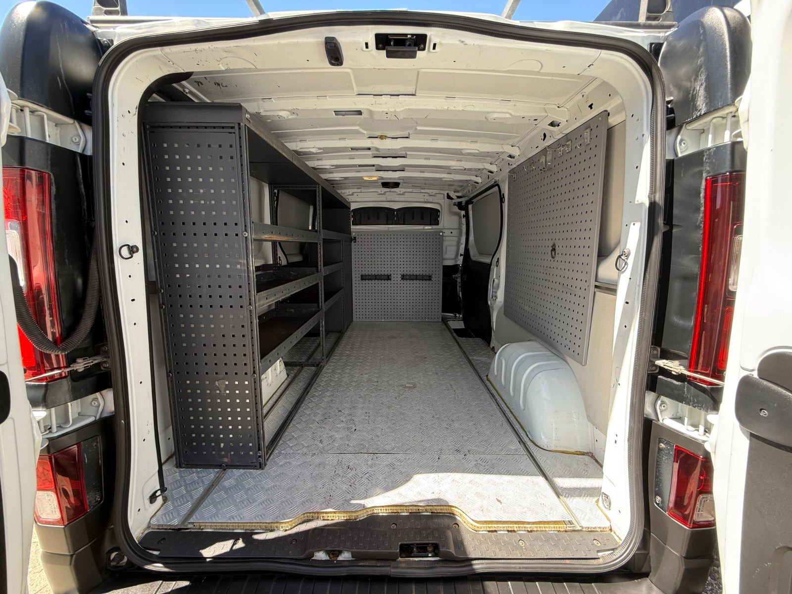 Hvid Renault Trafic T29 fra 2021