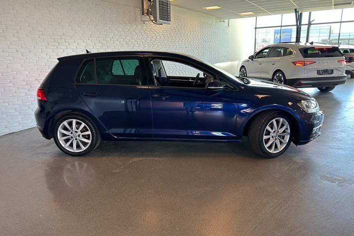 Blå VW Golf VII fra 2020