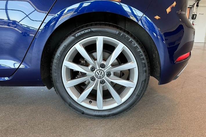 Blå VW Golf VII fra 2020