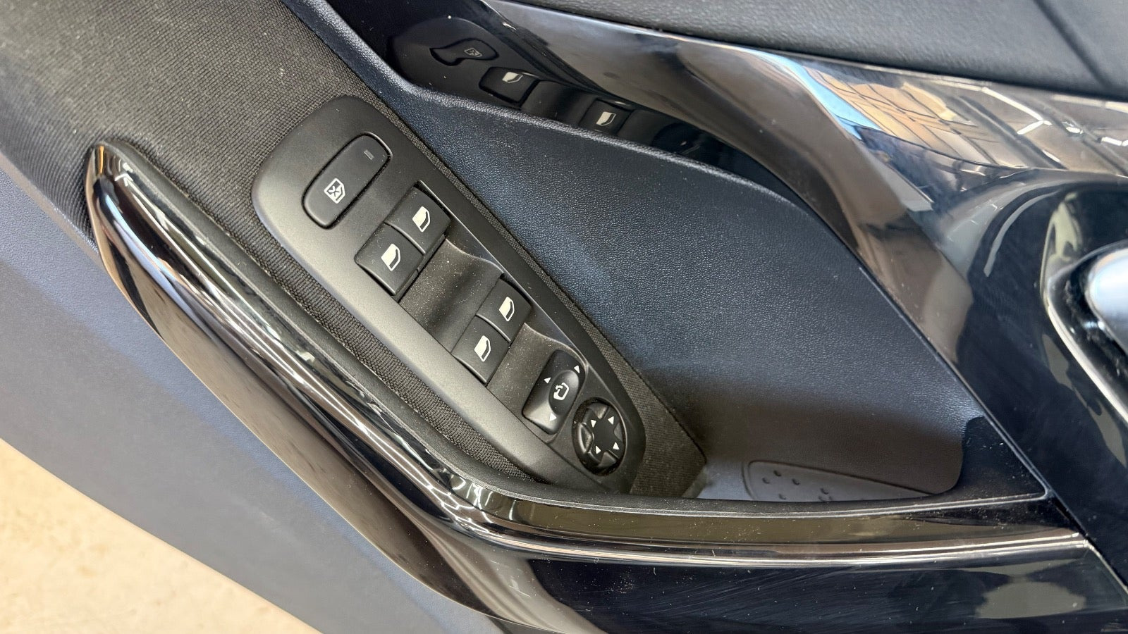 Hvid Peugeot 208 fra 2019