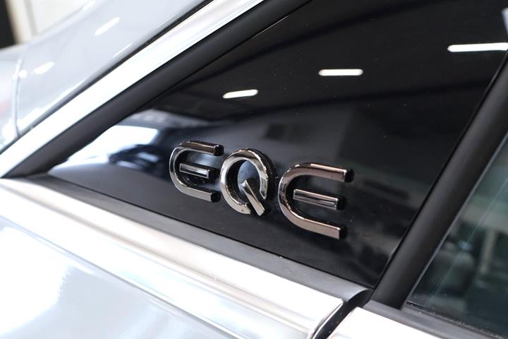 Grå Mercedes EQE350+ fra 2024