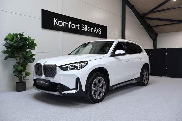 Hvid BMW iX1 fra 2025