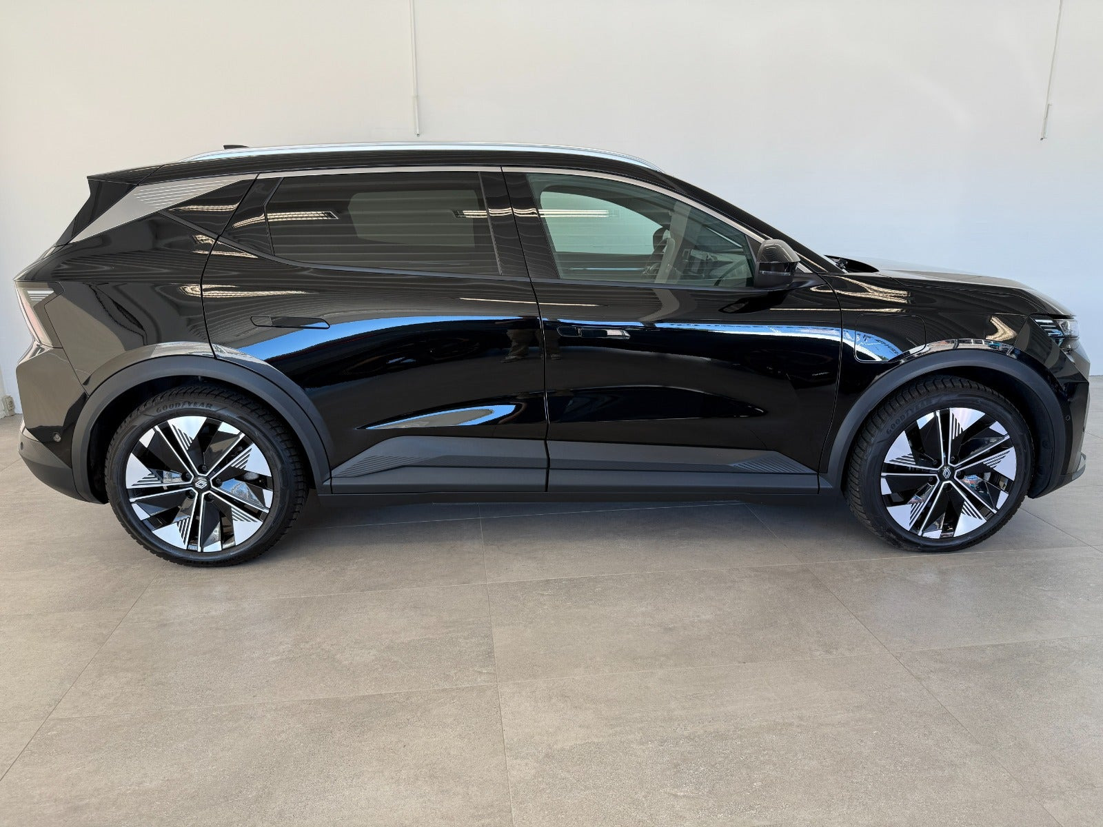 Sort Renault Scenic E-Tech fra 2025
