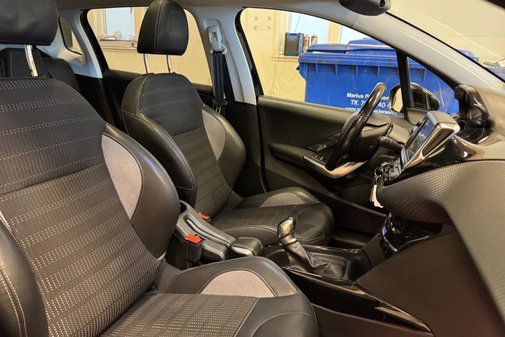 Sort Peugeot 2008 fra 2018