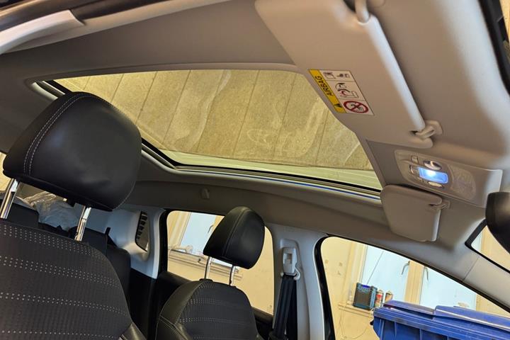 Sort Peugeot 2008 fra 2018
