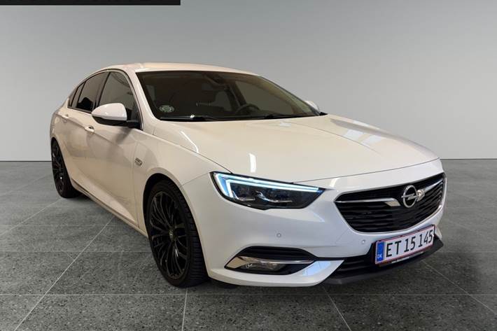 Hvid Opel Insignia fra 2018