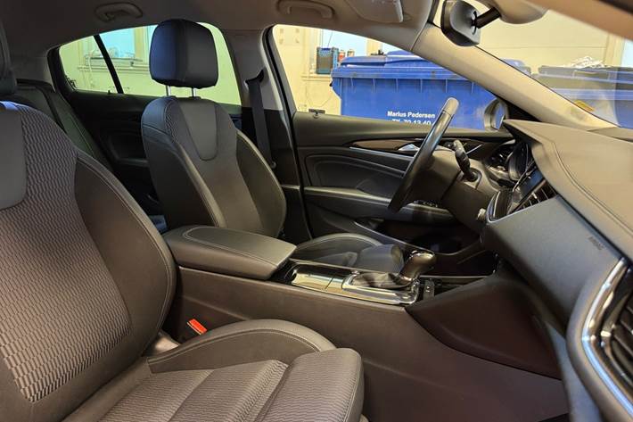 Hvid Opel Insignia fra 2018