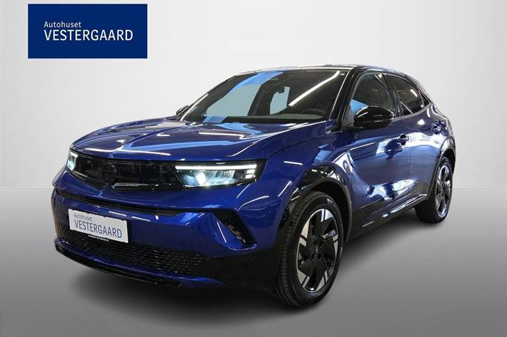 Blå Opel Mokka-e fra 2025 set udefra