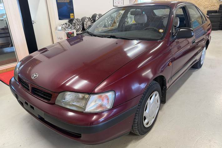 Rød Toyota Carina E fra 1996