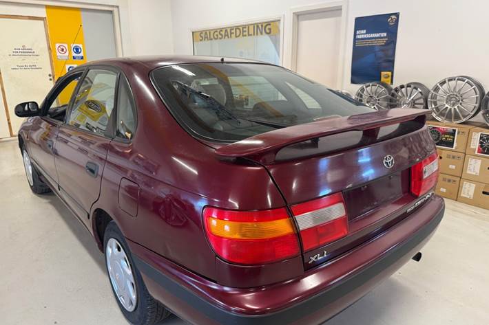 Rød Toyota Carina E fra 1996