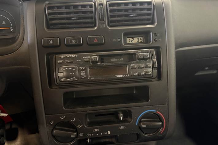 Rød Toyota Carina E fra 1996