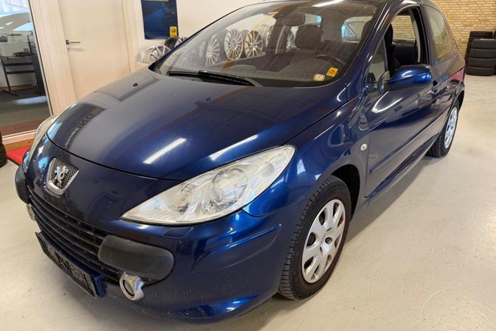 Blå Peugeot 307 fra 2006 set udefra