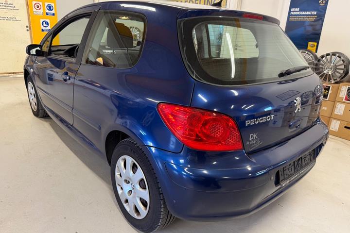 Blå Peugeot 307 fra 2006