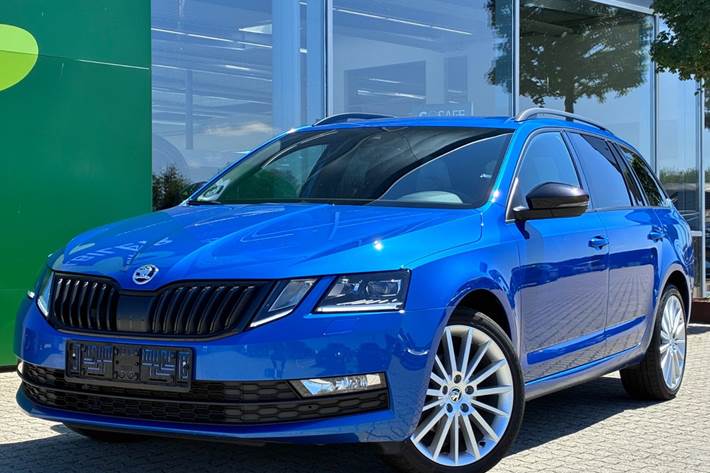 Blå Skoda Octavia fra 2020 set udefra