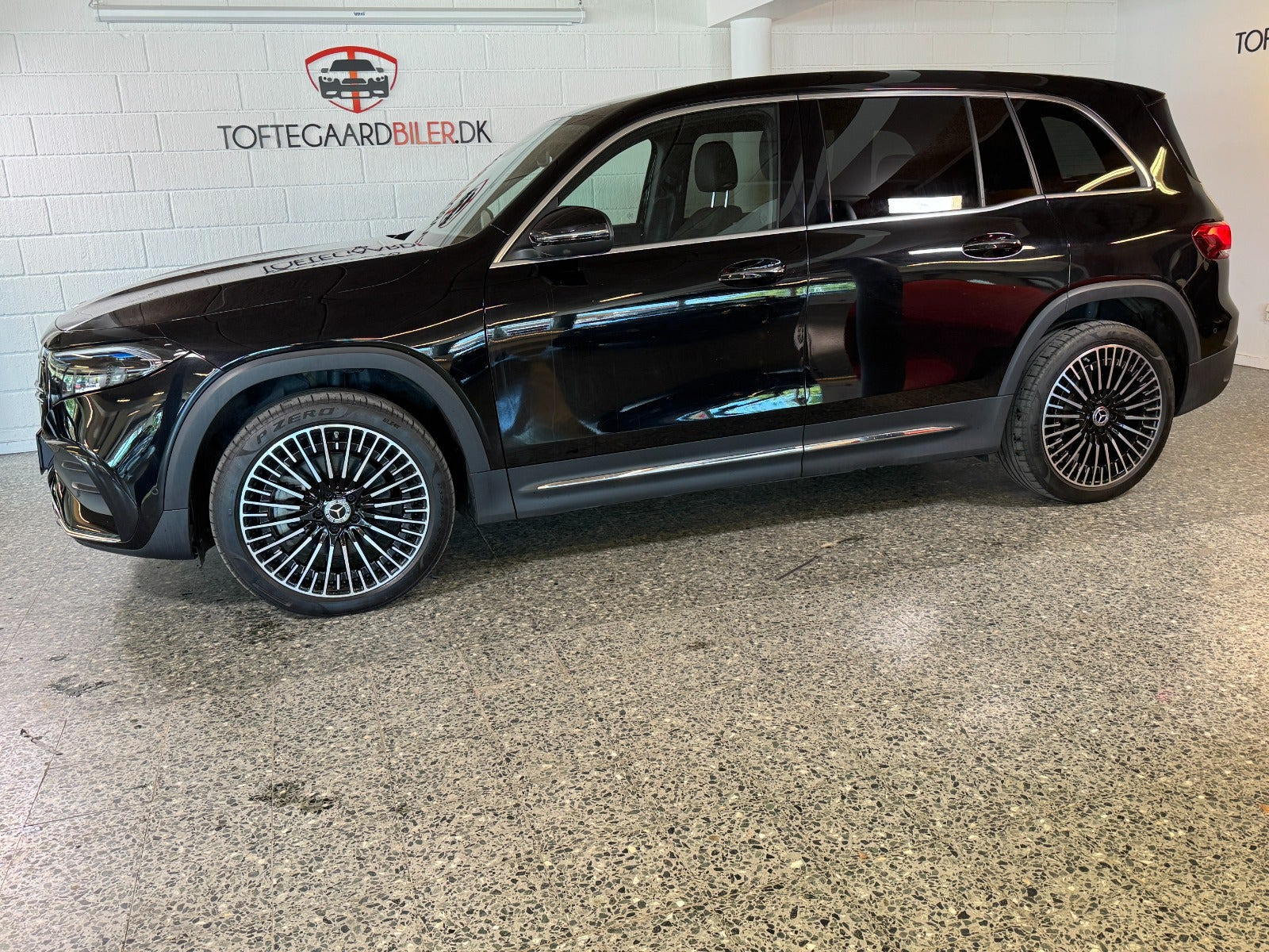 Sort Mercedes EQB250+ fra 2023
