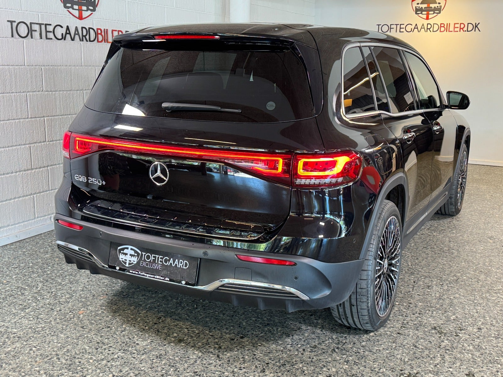 Sort Mercedes EQB250+ fra 2023