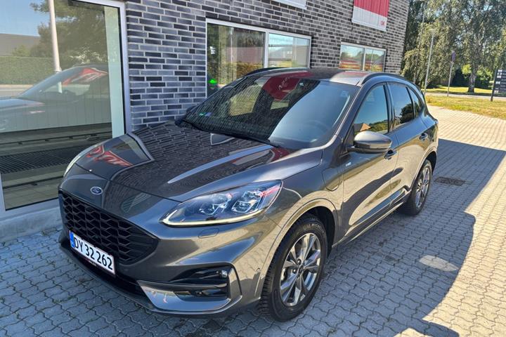 Grå Ford Kuga fra 2023 set udefra