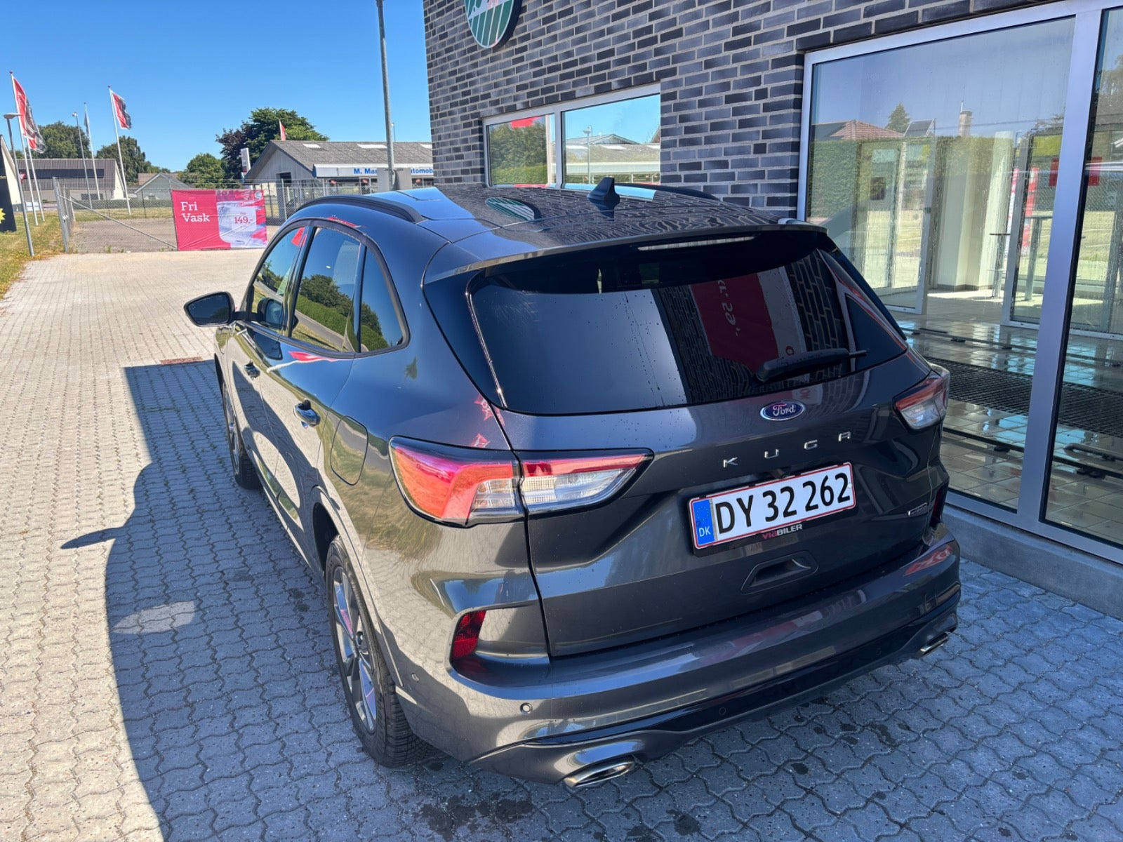 Grå Ford Kuga fra 2023