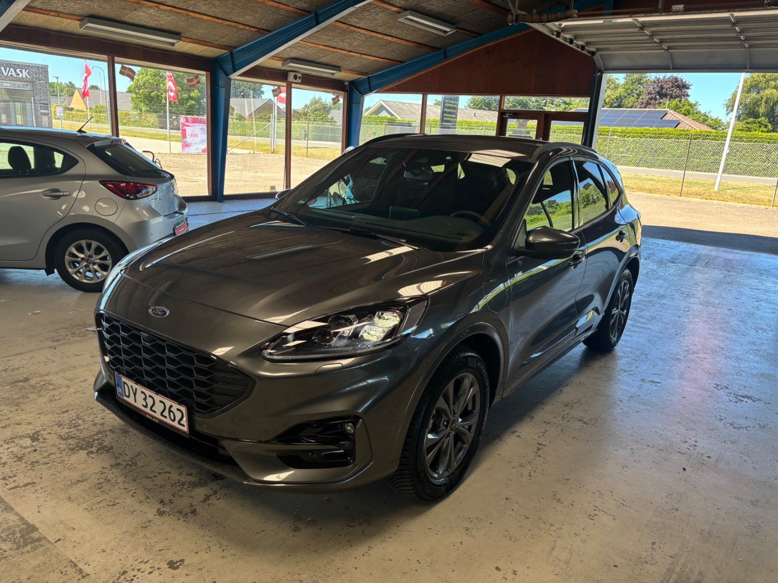 Grå Ford Kuga fra 2023