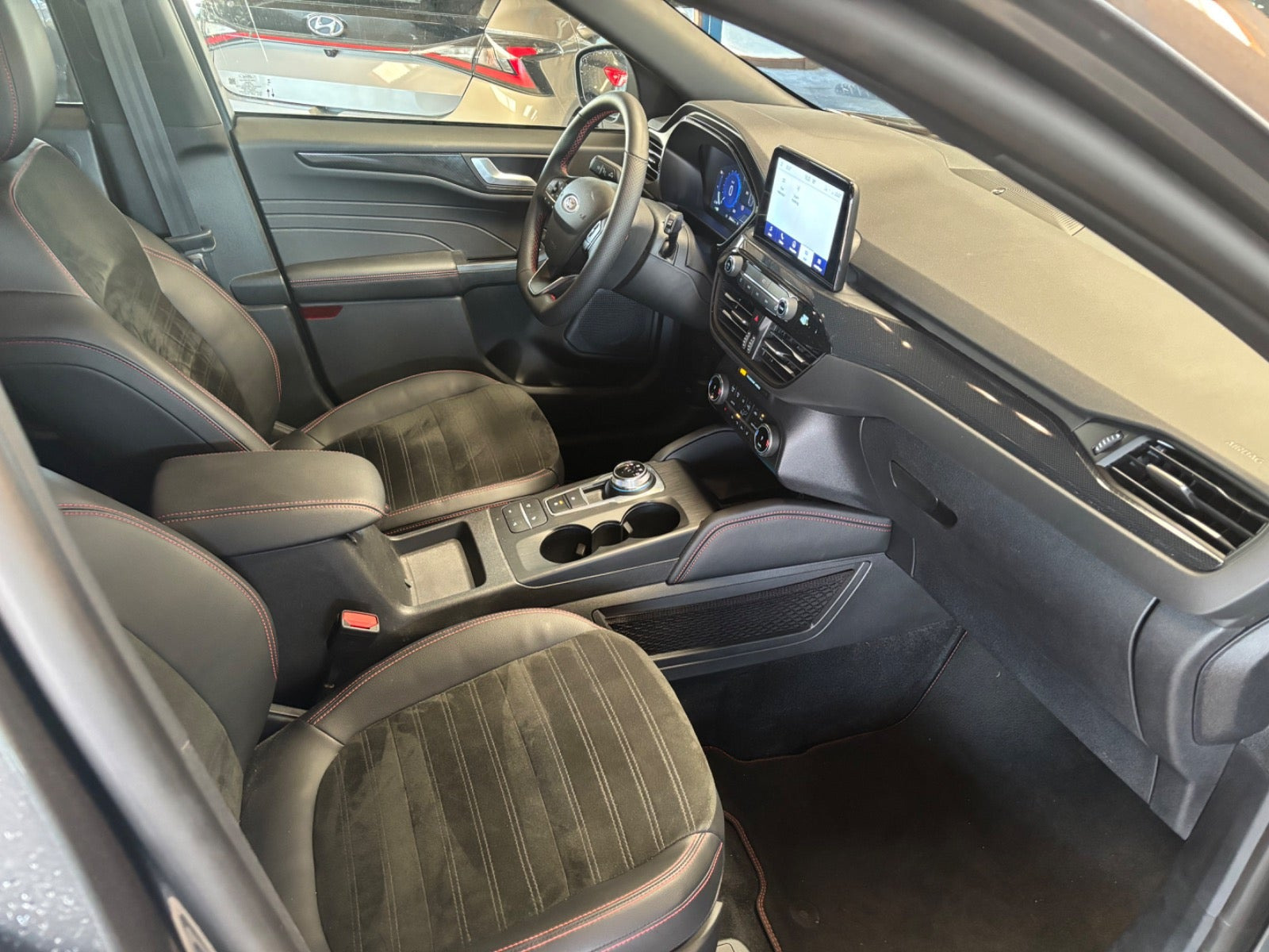 Grå Ford Kuga fra 2023