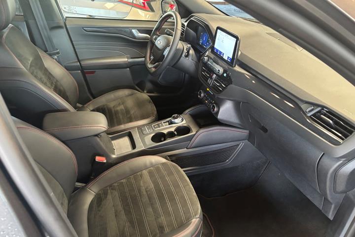 Grå Ford Kuga fra 2023
