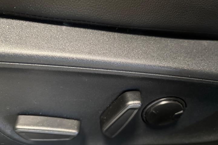 Grå Ford Kuga fra 2023