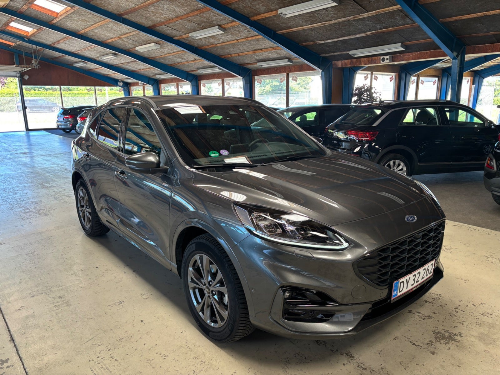 Grå Ford Kuga fra 2023