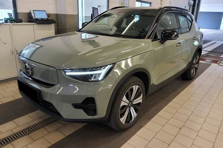 Grå Volvo XC40 fra 2023