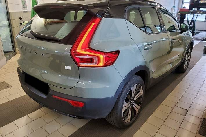 Grå Volvo XC40 fra 2023
