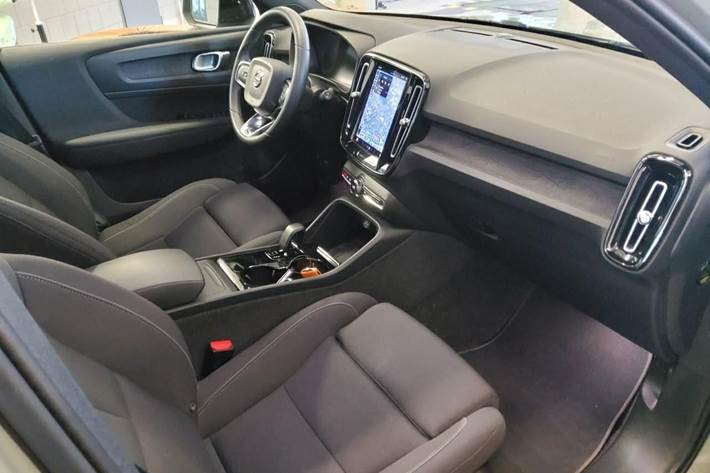 Grå Volvo XC40 fra 2023