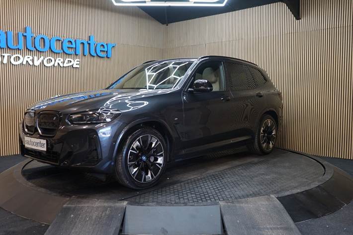 Grå BMW iX3 fra 2023