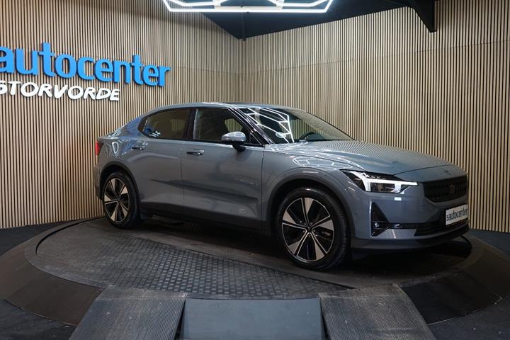 Grå Polestar 2 fra 2023 set udefra
