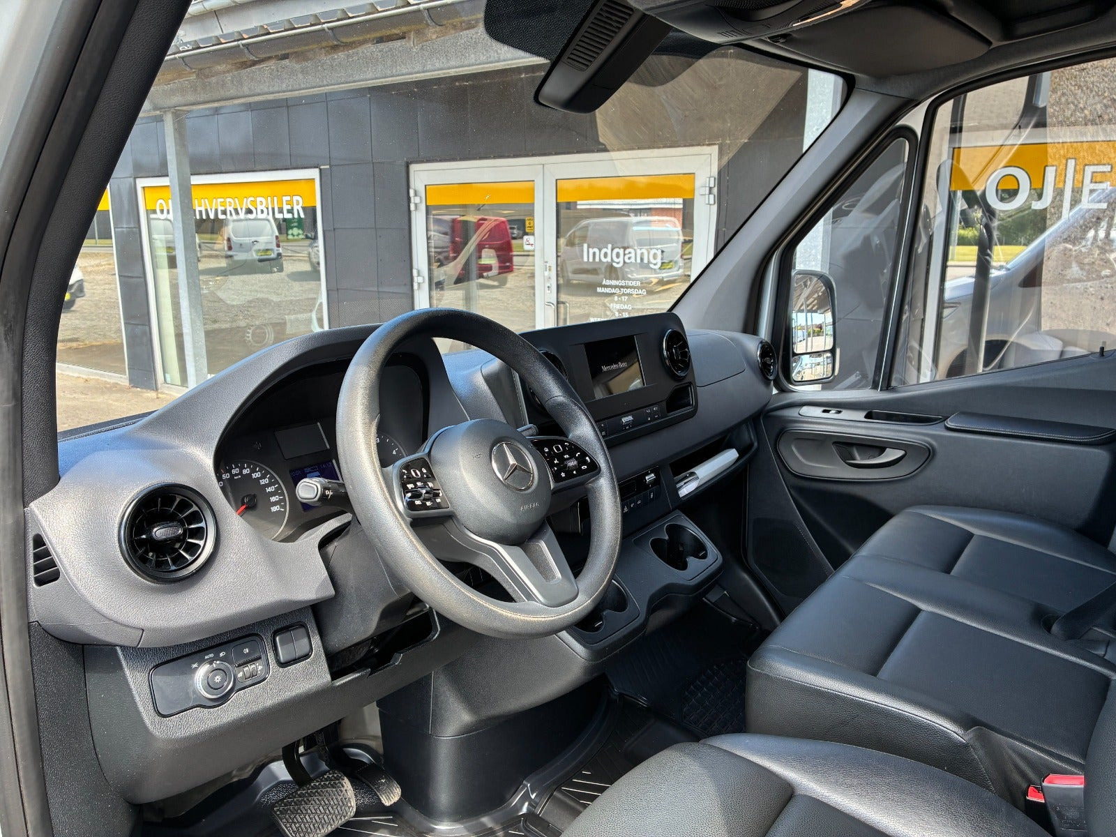 Sølv Mercedes Sprinter 317 fra 2021