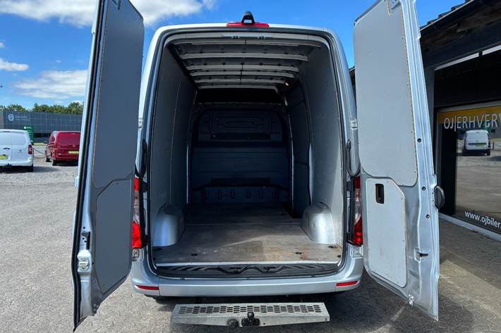 Sølv Mercedes Sprinter 317 fra 2021