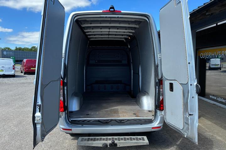 Sølv Mercedes Sprinter 317 fra 2021