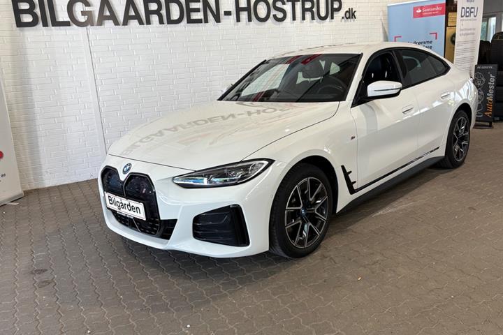 Hvid BMW i4 fra 2022 set udefra