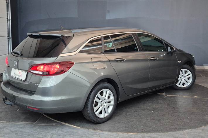 Grå Opel Astra fra 2019