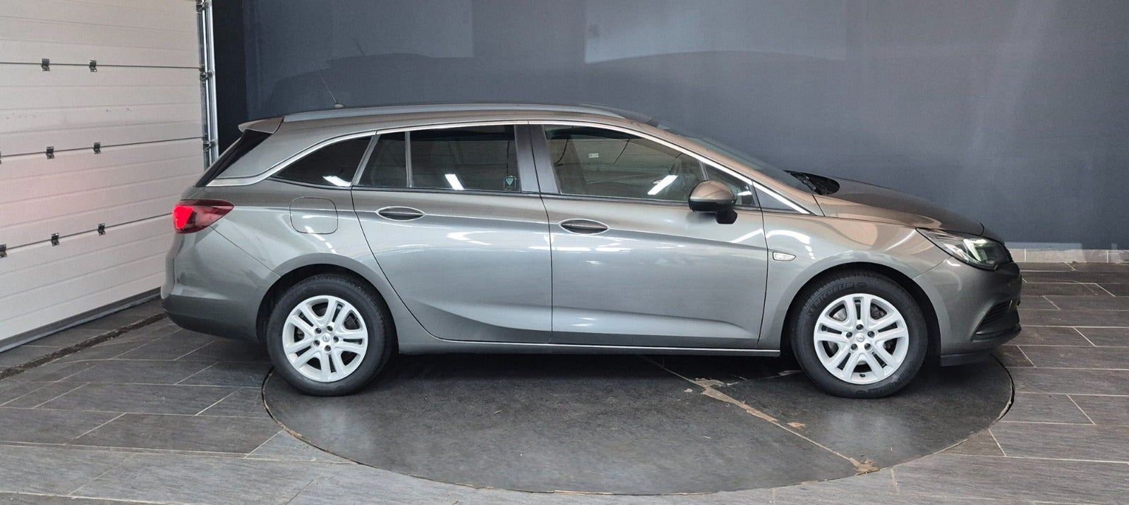 Grå Opel Astra fra 2019
