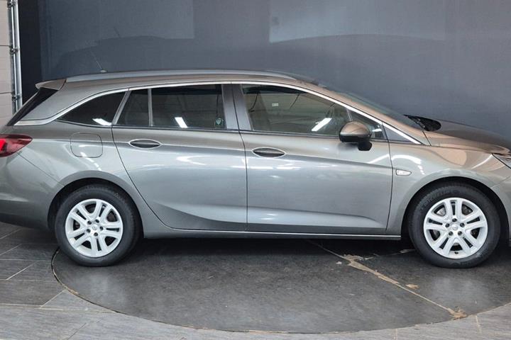 Grå Opel Astra fra 2019