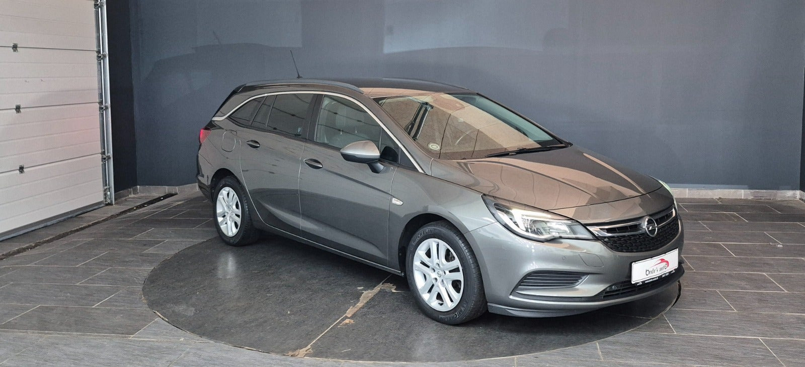 Grå Opel Astra fra 2019