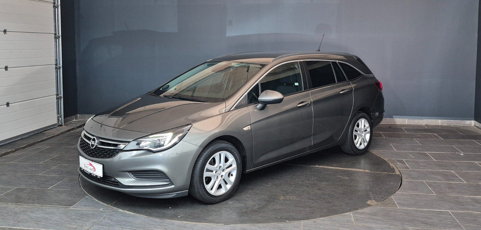 Grå Opel Astra fra 2019