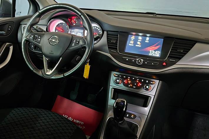 Grå Opel Astra fra 2019