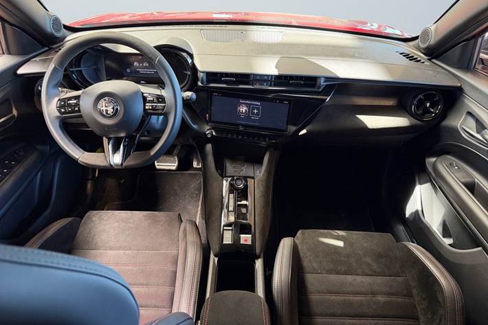 Rød Alfa Romeo Junior fra 2024