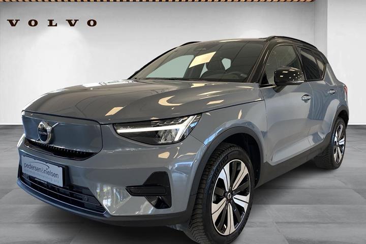 Grå Volvo XC40 fra 2023 set udefra